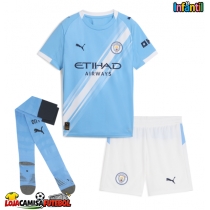 Camisa de Futebol Manchester City Nathan Ake #6 Equipamento Principal Infantil 2025-26 Manga Curta (+ Calças curtas)